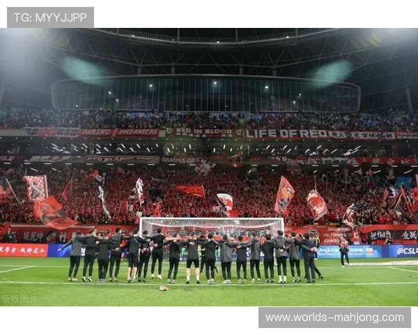 马德里欧冠主题球迷活动，数千人聚集观赛