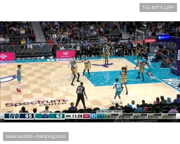 黄蜂替补席起身庆祝米勒三分，雷霆主场鸦雀无声